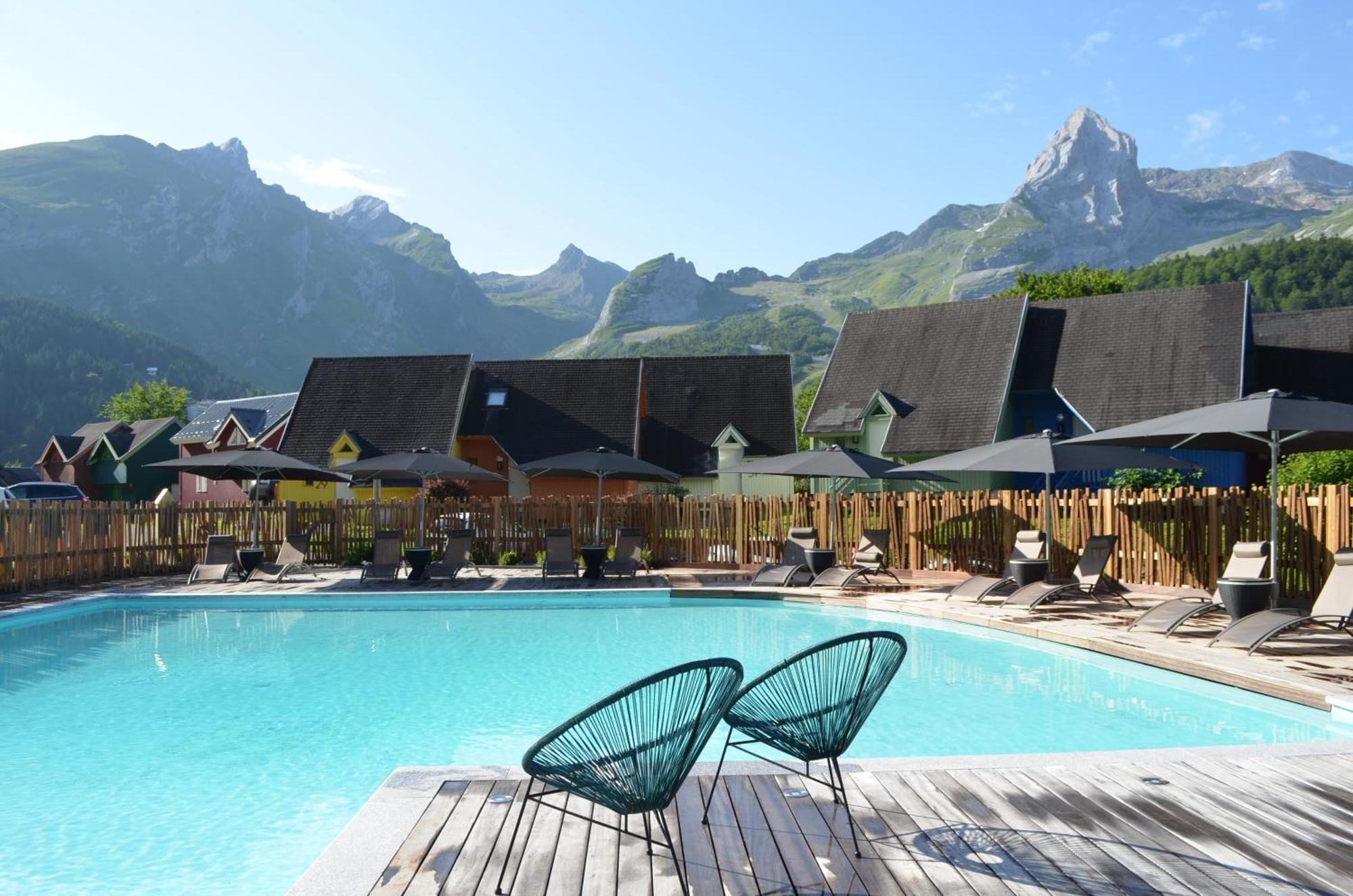 ISKÖ BaseCamp&Hôtel Gourette Bagian luar foto